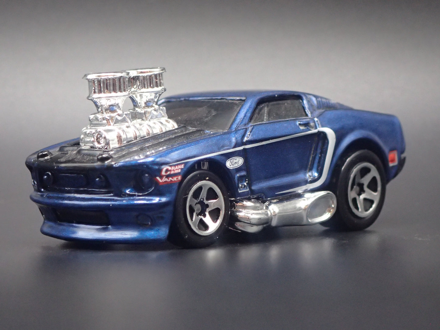 1968 68 FORD MUSTANG FASTBACK BLUE 1:64 SCALE COLLECTIBLE DIORAMA DIECAST MODEL CAR