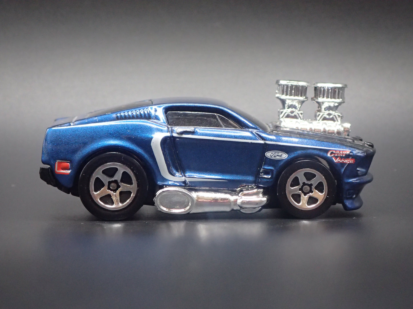 1968 68 FORD MUSTANG FASTBACK BLUE 1:64 SCALE COLLECTIBLE DIORAMA DIECAST MODEL CAR