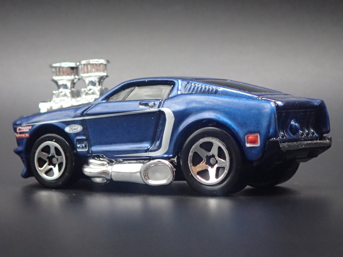 1968 68 FORD MUSTANG FASTBACK BLUE 1:64 SCALE COLLECTIBLE DIORAMA DIECAST MODEL CAR
