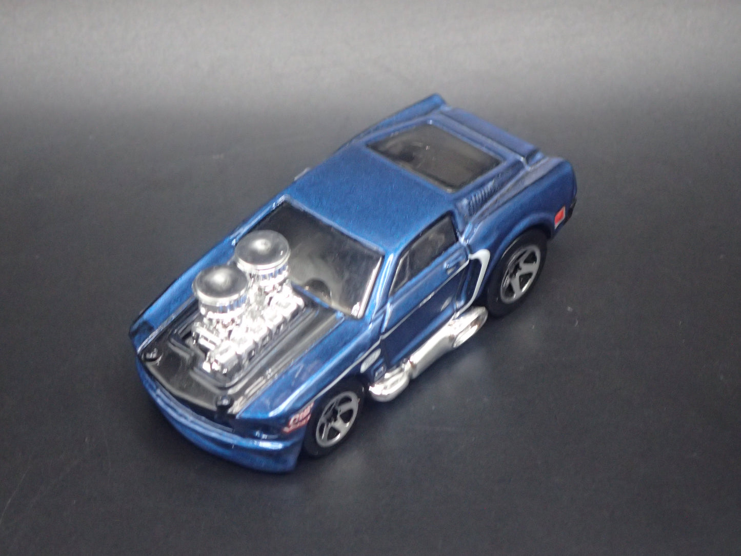 1968 68 FORD MUSTANG FASTBACK BLUE 1:64 SCALE COLLECTIBLE DIORAMA DIECAST MODEL CAR