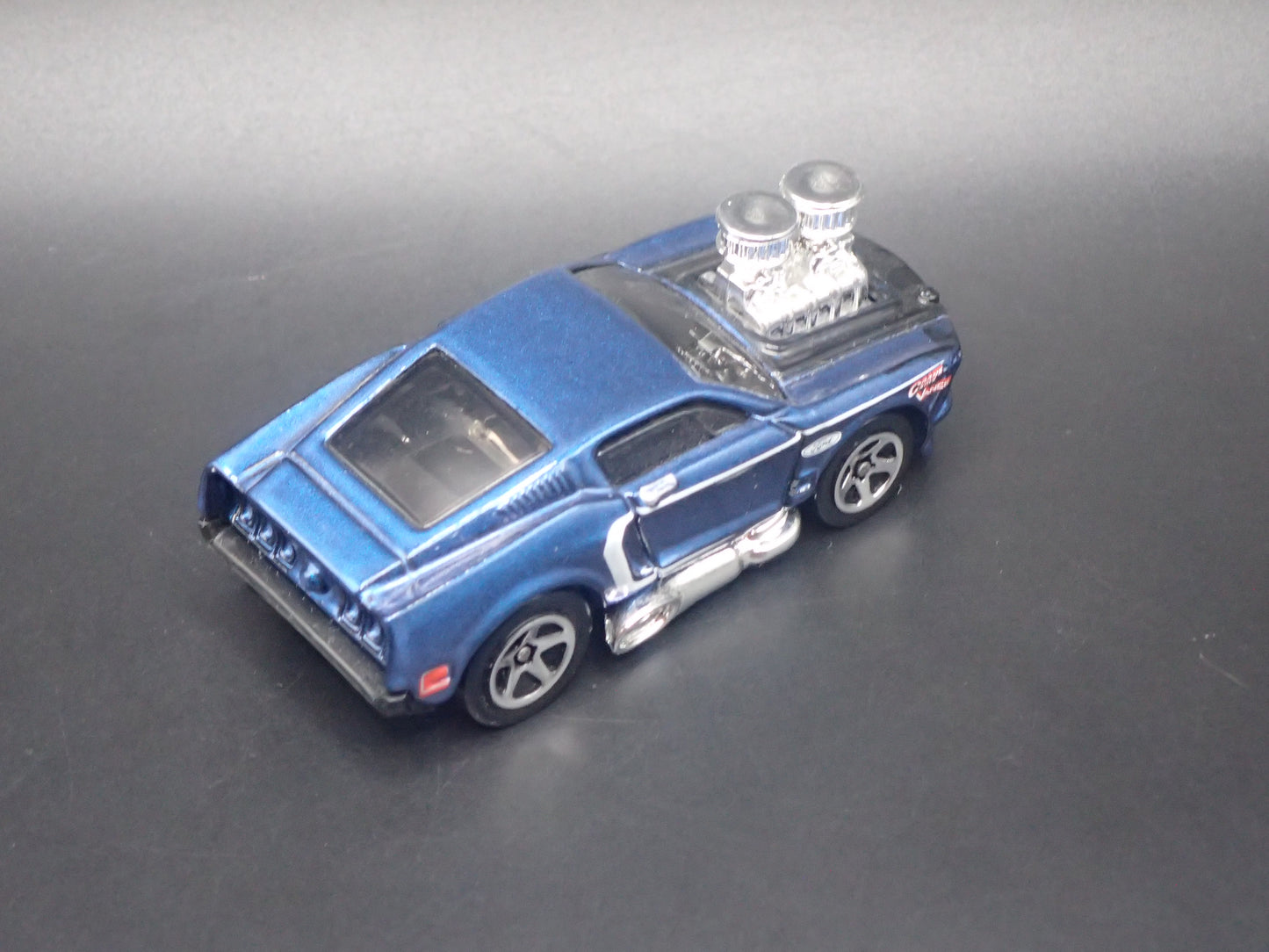 1968 68 FORD MUSTANG FASTBACK BLUE 1:64 SCALE COLLECTIBLE DIORAMA DIECAST MODEL CAR