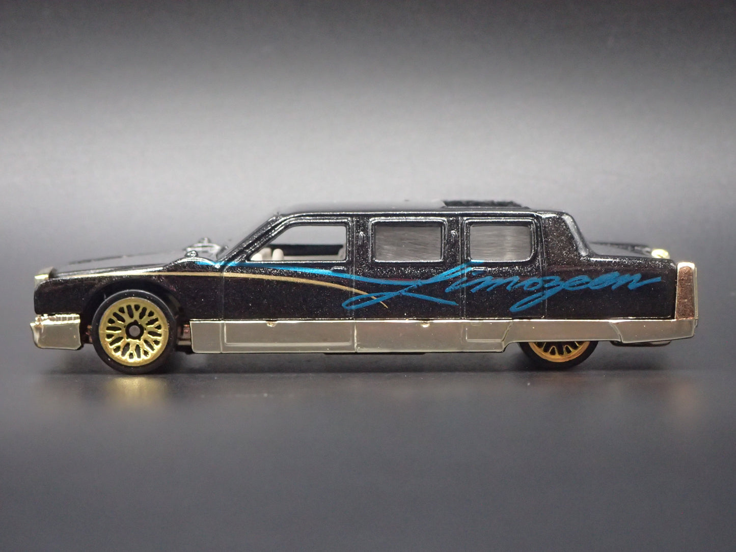 STRETCH LIMOUSINE RARE 1:64 HW SCALE COLLECTIBLE DIORAMA DIECAST MODEL CAR