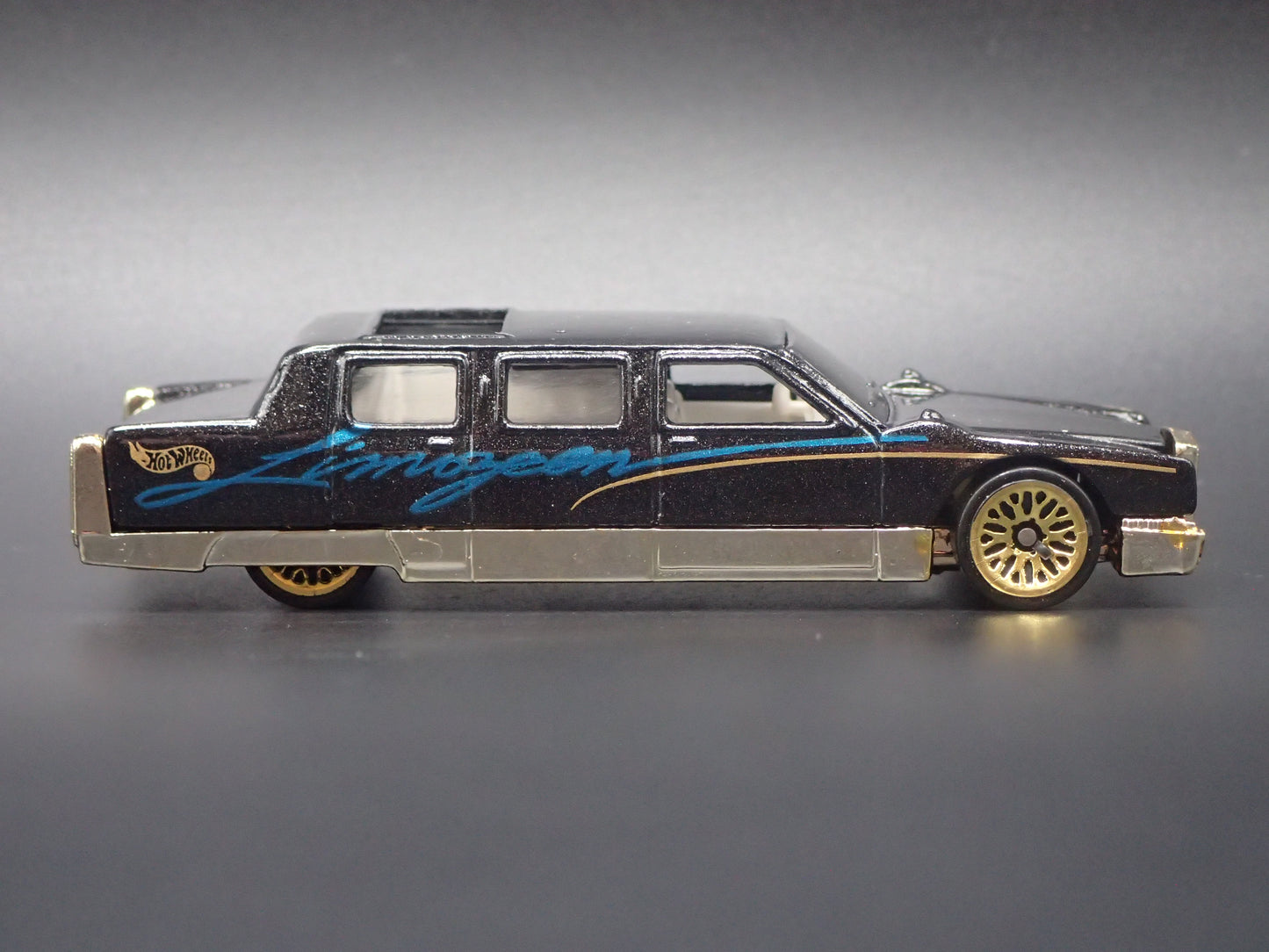 STRETCH LIMOUSINE RARE 1:64 HW SCALE COLLECTIBLE DIORAMA DIECAST MODEL CAR