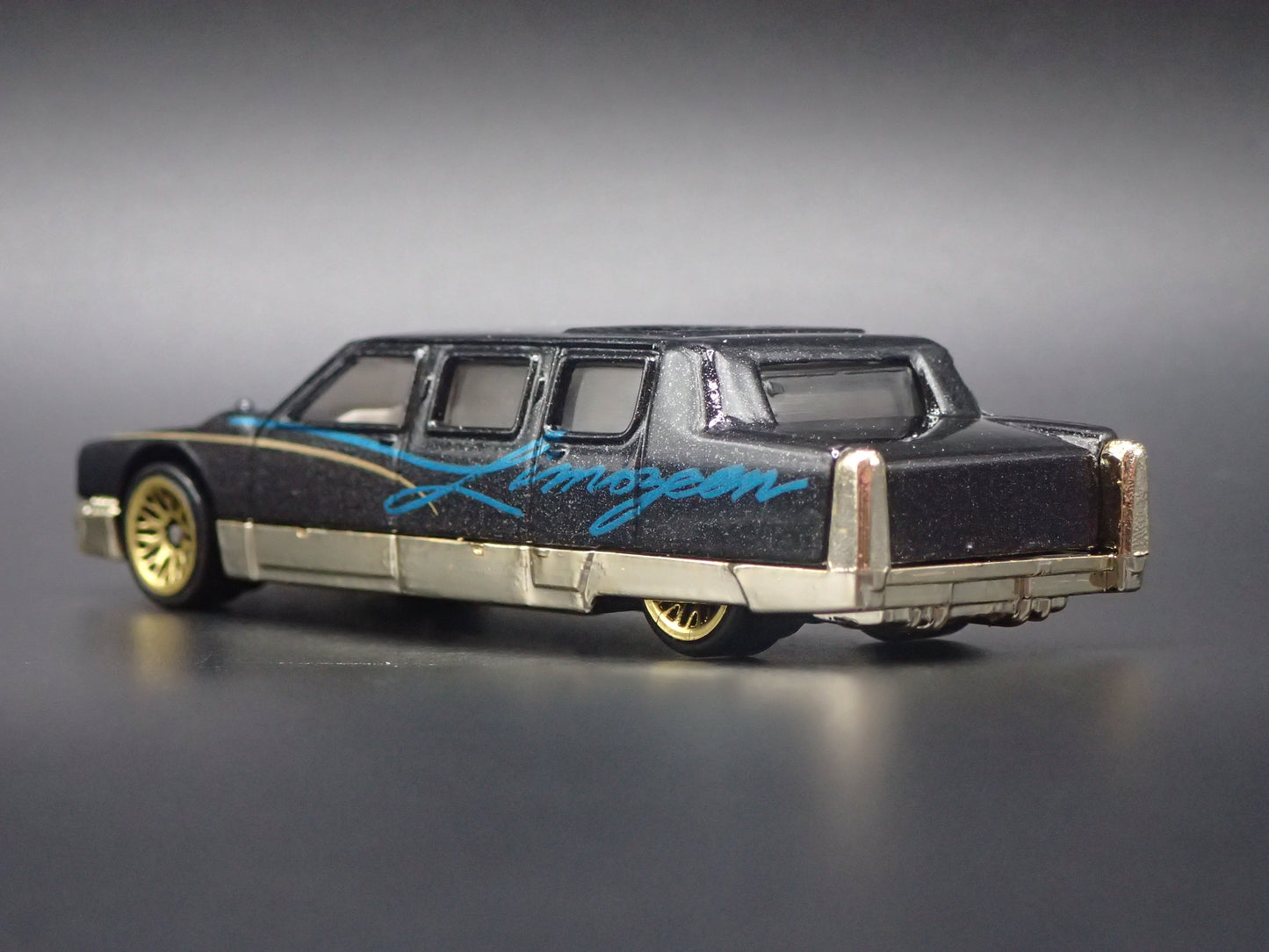 STRETCH LIMOUSINE RARE 1:64 HW SCALE COLLECTIBLE DIORAMA DIECAST MODEL CAR