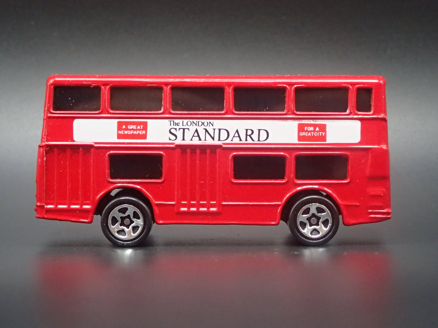 DOUBLE DECKER BUS LONDON RED 1:64 HW SCALE COLLECTIBLE DIORAMA DIECAST MODEL