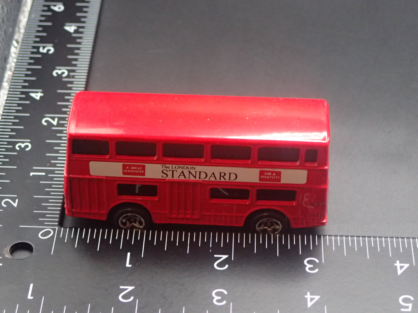 DOUBLE DECKER BUS LONDON RED 1:64 HW SCALE COLLECTIBLE DIORAMA DIECAST MODEL