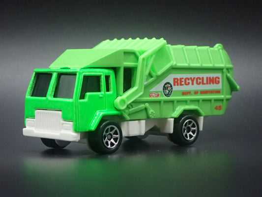 VINTAGE GARBAGE RECYCLING TRASH TRUCK 1/64 SCALE DIORAMA DIECAST MODEL CAR