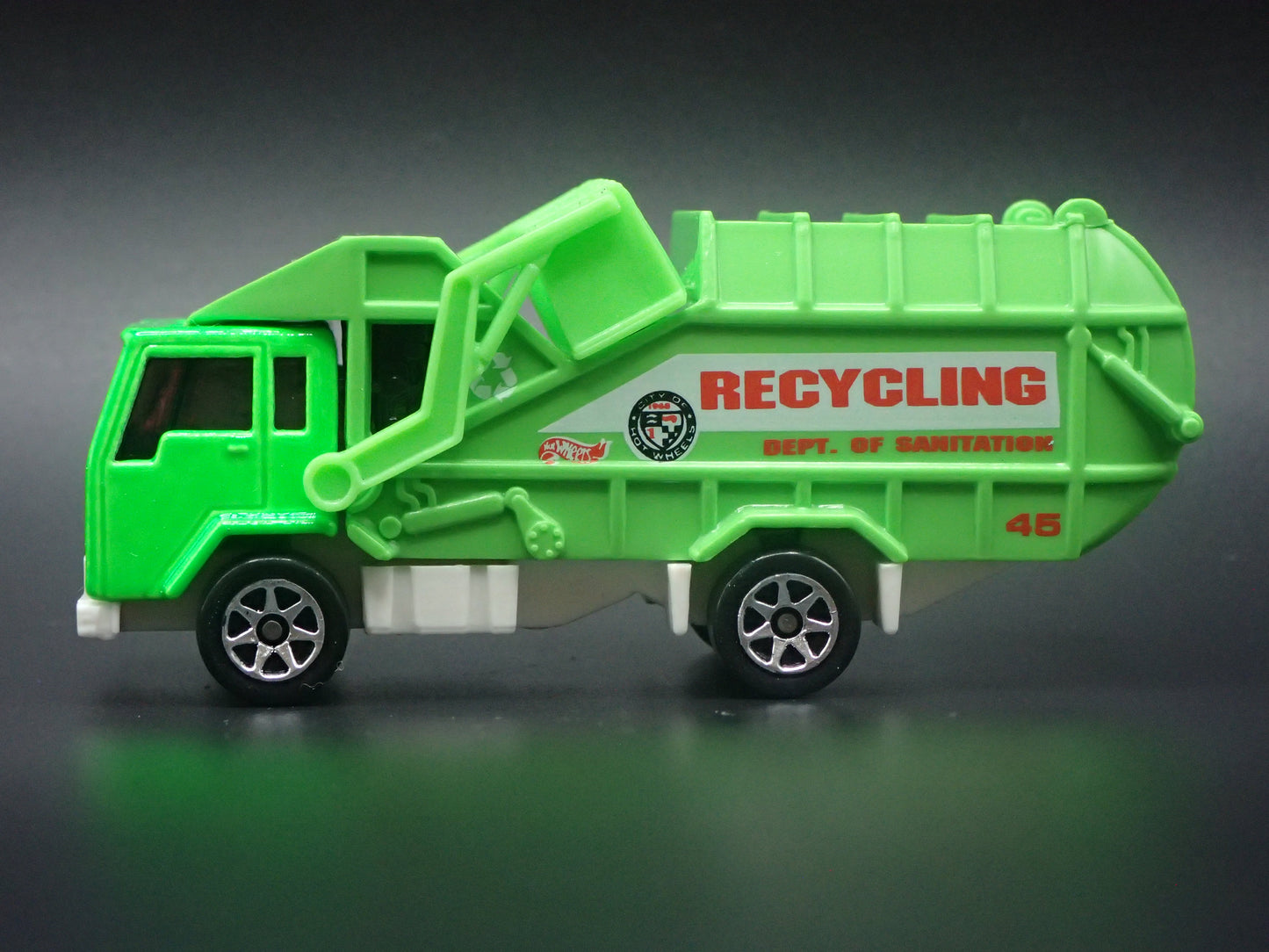 VINTAGE GARBAGE RECYCLING TRASH TRUCK 1/64 SCALE DIORAMA DIECAST MODEL CAR