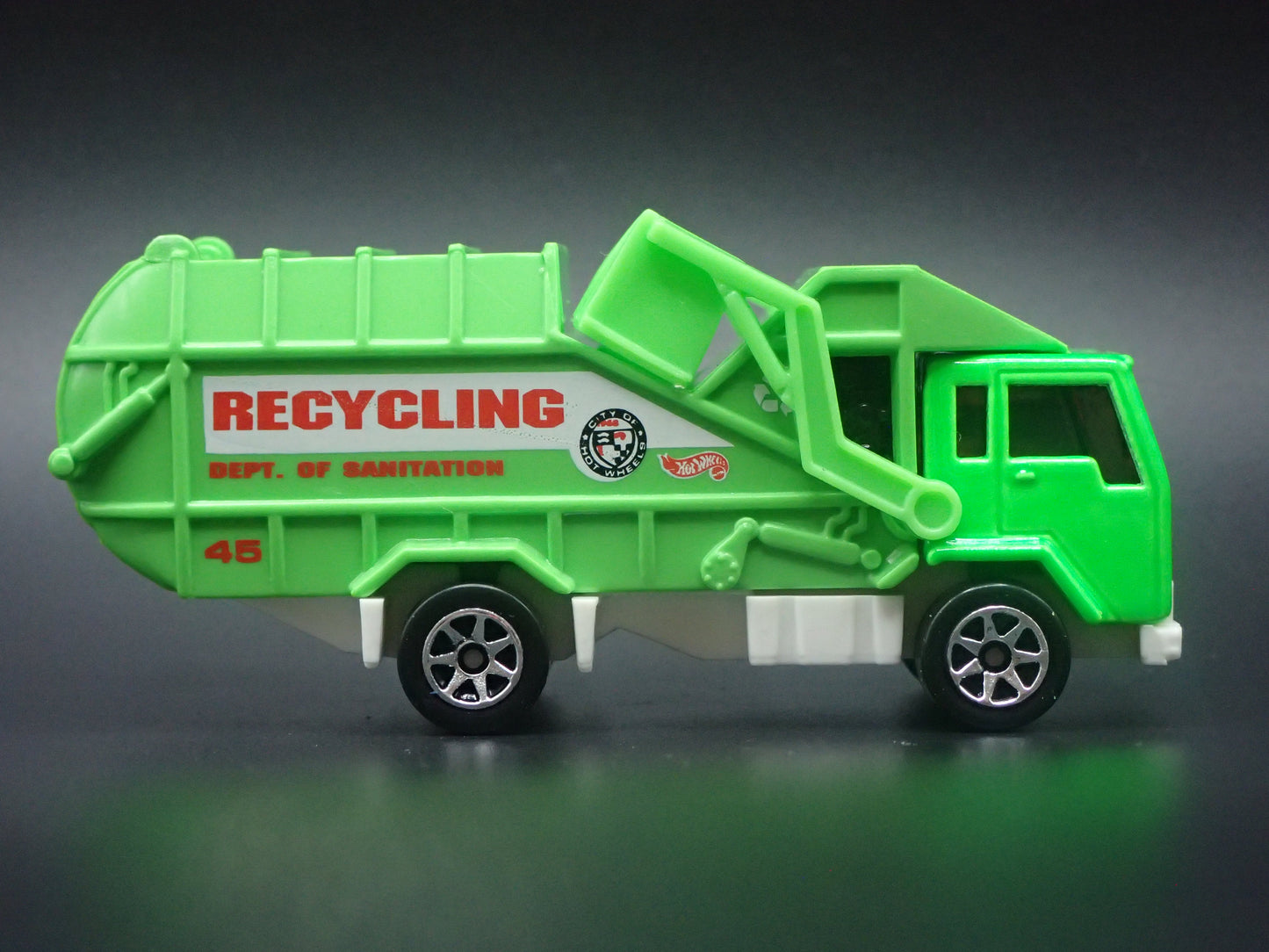 VINTAGE GARBAGE RECYCLING TRASH TRUCK 1/64 SCALE DIORAMA DIECAST MODEL CAR