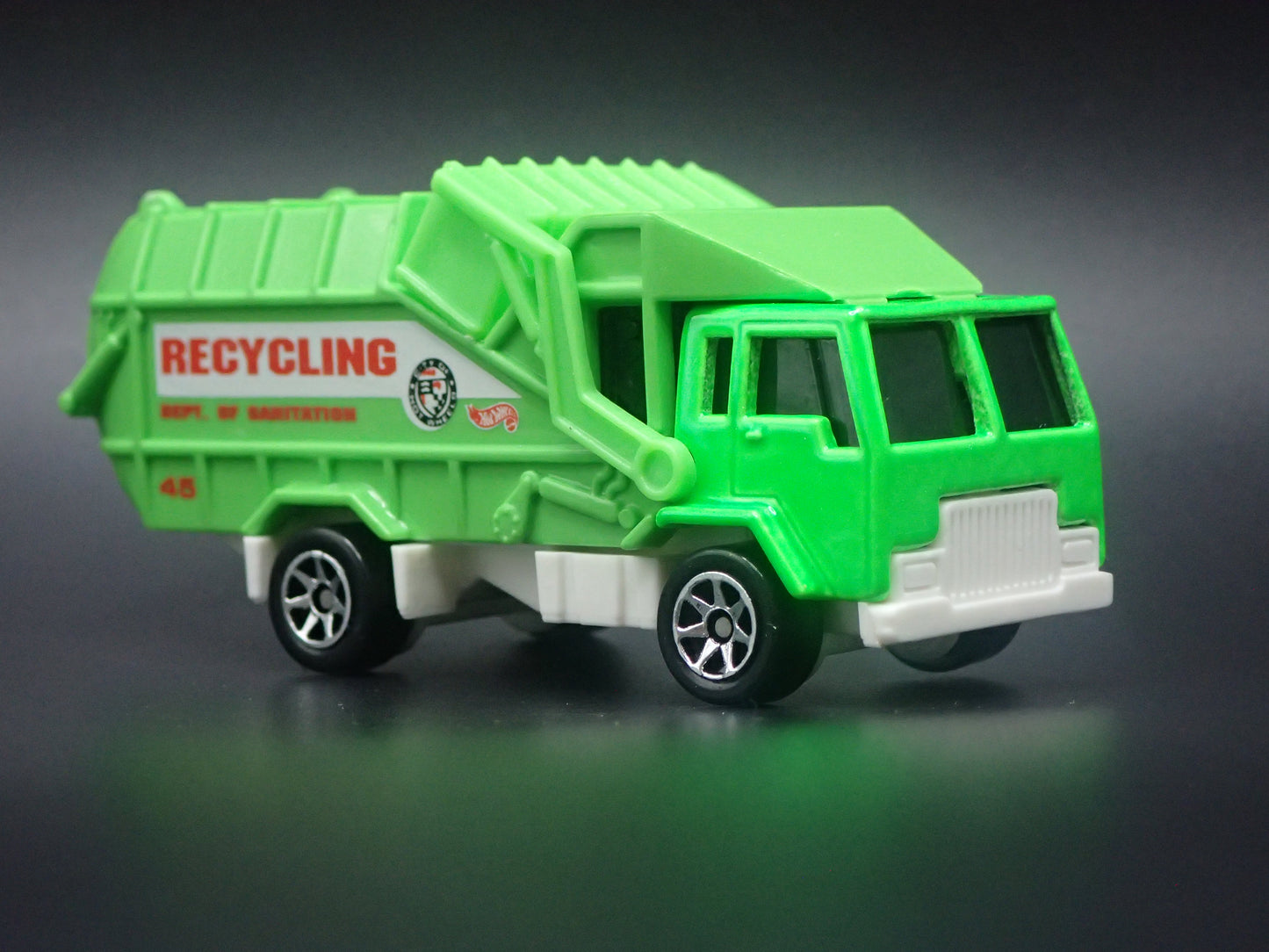 VINTAGE GARBAGE RECYCLING TRASH TRUCK 1/64 SCALE DIORAMA DIECAST MODEL CAR