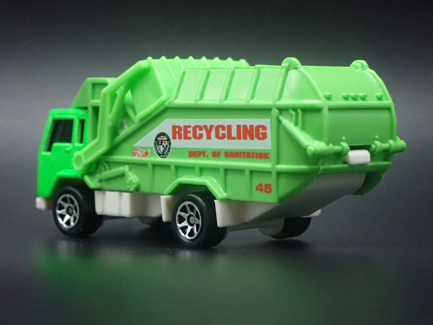VINTAGE GARBAGE RECYCLING TRASH TRUCK 1/64 SCALE DIORAMA DIECAST MODEL CAR
