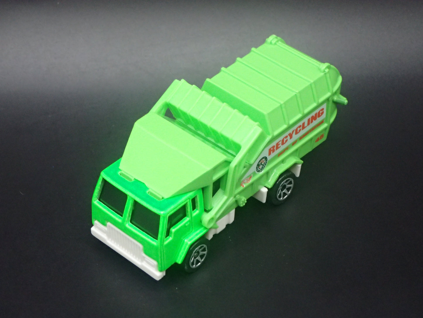VINTAGE GARBAGE RECYCLING TRASH TRUCK 1/64 SCALE DIORAMA DIECAST MODEL CAR