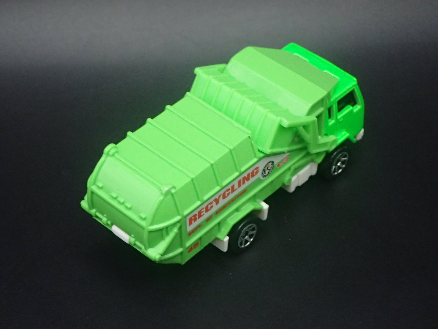 VINTAGE GARBAGE RECYCLING TRASH TRUCK 1/64 SCALE DIORAMA DIECAST MODEL CAR