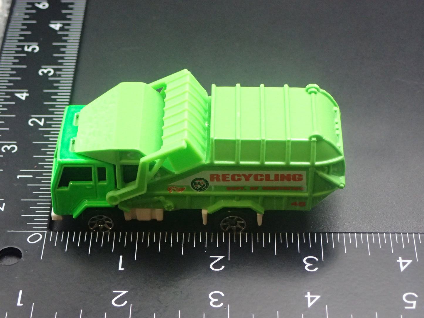 VINTAGE GARBAGE RECYCLING TRASH TRUCK 1/64 SCALE DIORAMA DIECAST MODEL CAR