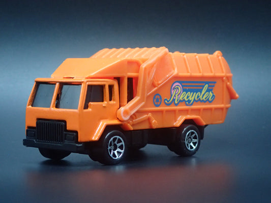 VINTAGE GARBAGE RECYCLING TRASH TRUCK 1/64 SCALE DIORAMA DIECAST MODEL CAR