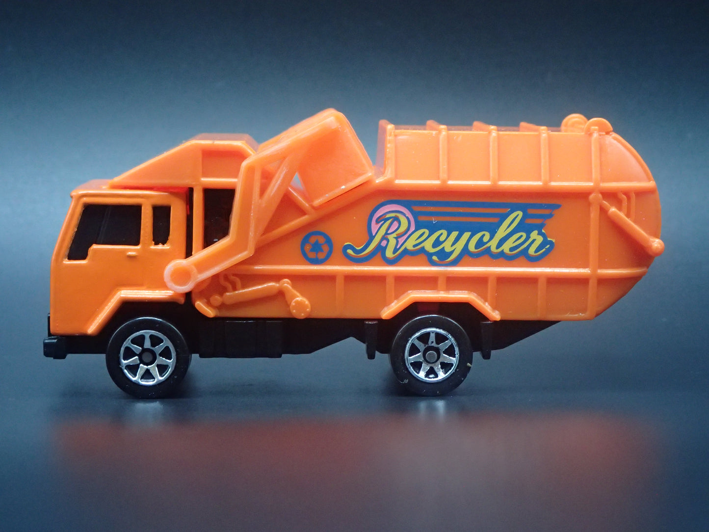 VINTAGE GARBAGE RECYCLING TRASH TRUCK 1/64 SCALE DIORAMA DIECAST MODEL CAR