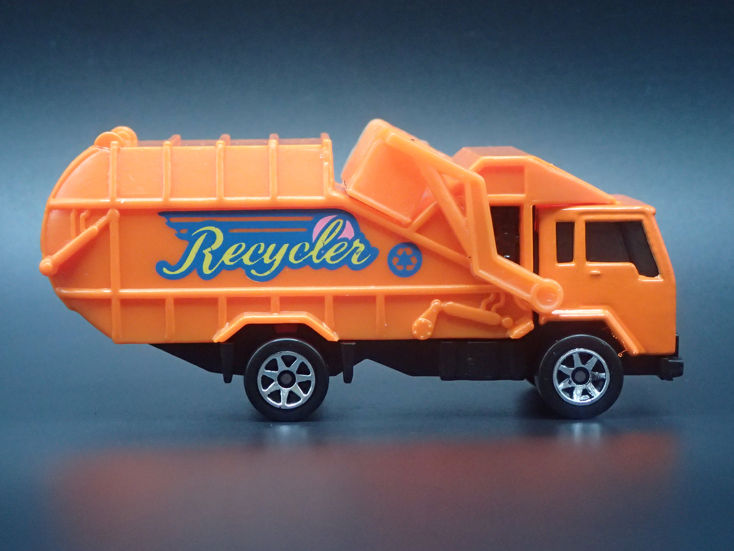 VINTAGE GARBAGE RECYCLING TRASH TRUCK 1/64 SCALE DIORAMA DIECAST MODEL CAR