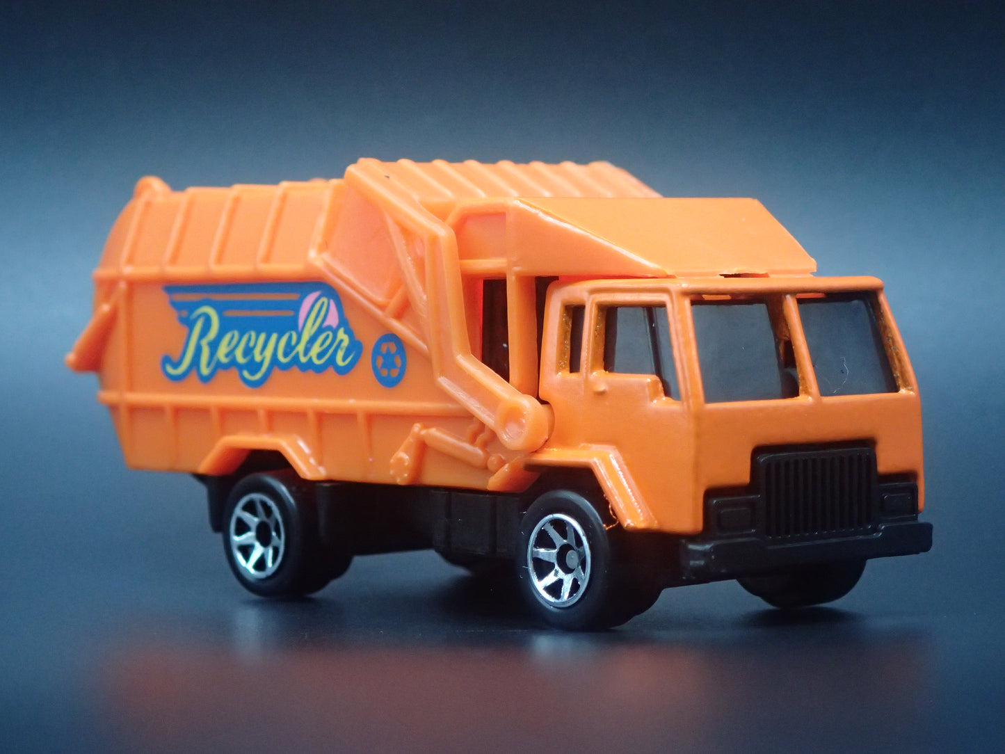 VINTAGE GARBAGE RECYCLING TRASH TRUCK 1/64 SCALE DIORAMA DIECAST MODEL CAR