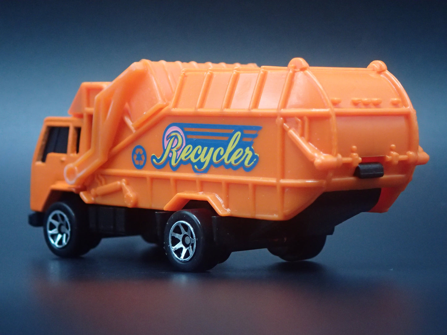 VINTAGE GARBAGE RECYCLING TRASH TRUCK 1/64 SCALE DIORAMA DIECAST MODEL CAR