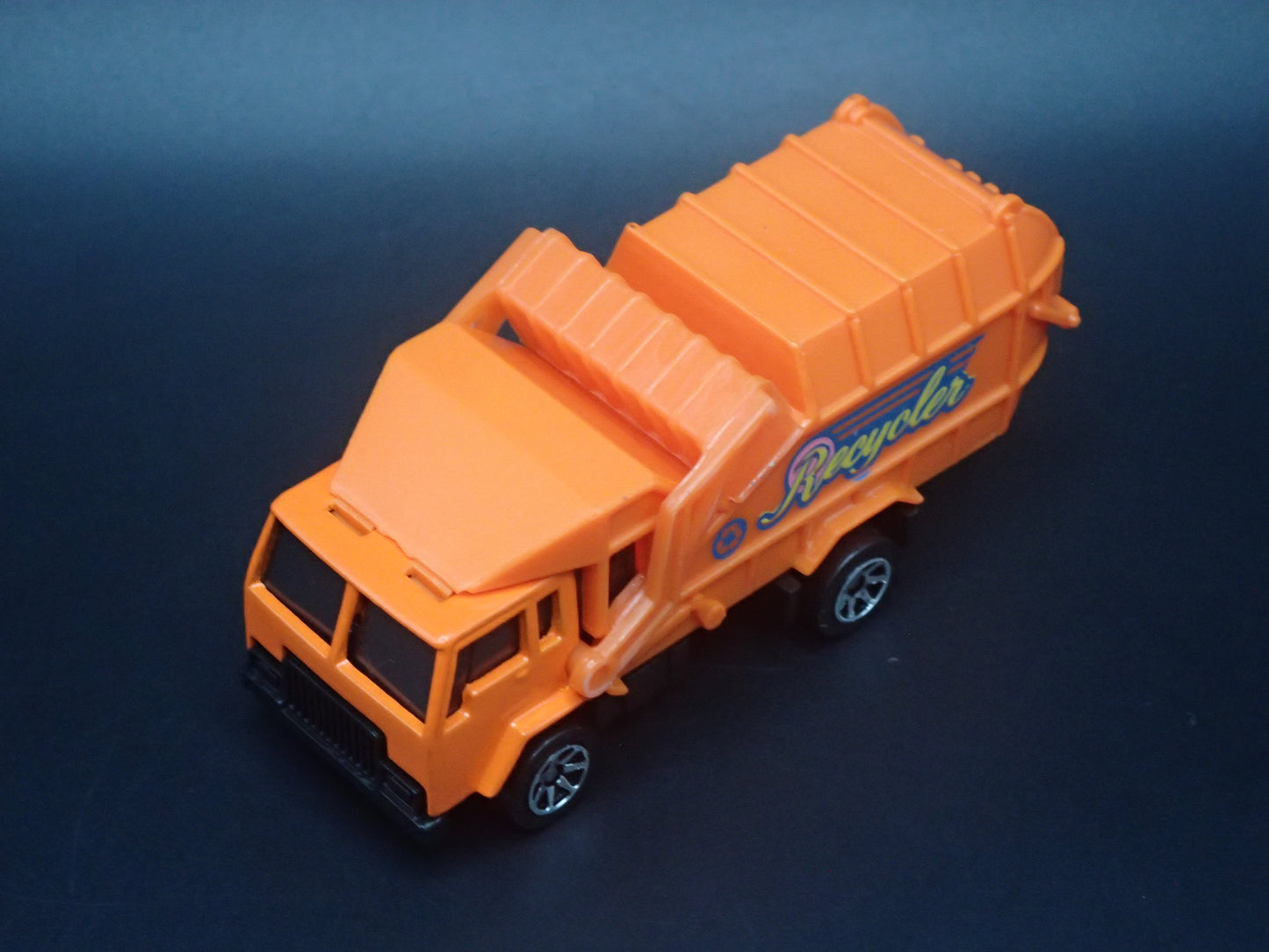 VINTAGE GARBAGE RECYCLING TRASH TRUCK 1/64 SCALE DIORAMA DIECAST MODEL CAR