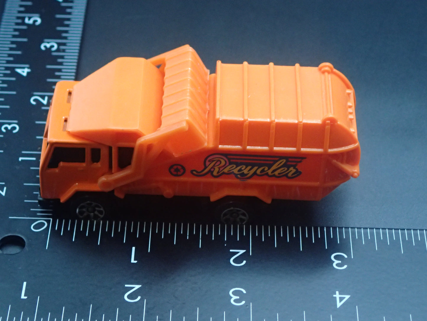VINTAGE GARBAGE RECYCLING TRASH TRUCK 1/64 SCALE DIORAMA DIECAST MODEL CAR