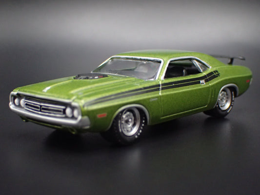 1971 71 DODGE CHALLENGER R/T GREEN 1/64 SCALE DIORAMA DIECAST MODEL CAR