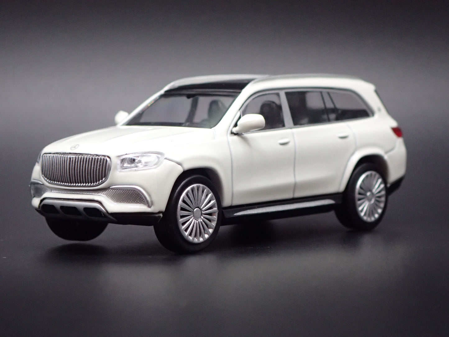 2020-2025 MERCEDES MAYBACH GLS 600 SUV WHITE 1:64 SCALE DIORAMA DIECAST MODEL CAR