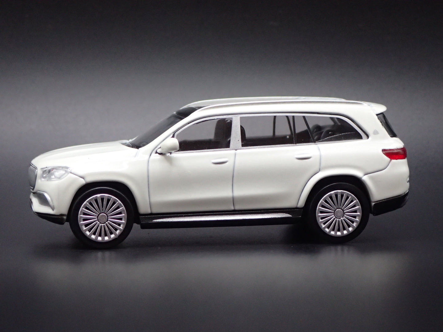 2020-2025 MERCEDES MAYBACH GLS 600 SUV WHITE 1:64 SCALE DIORAMA DIECAST MODEL CAR
