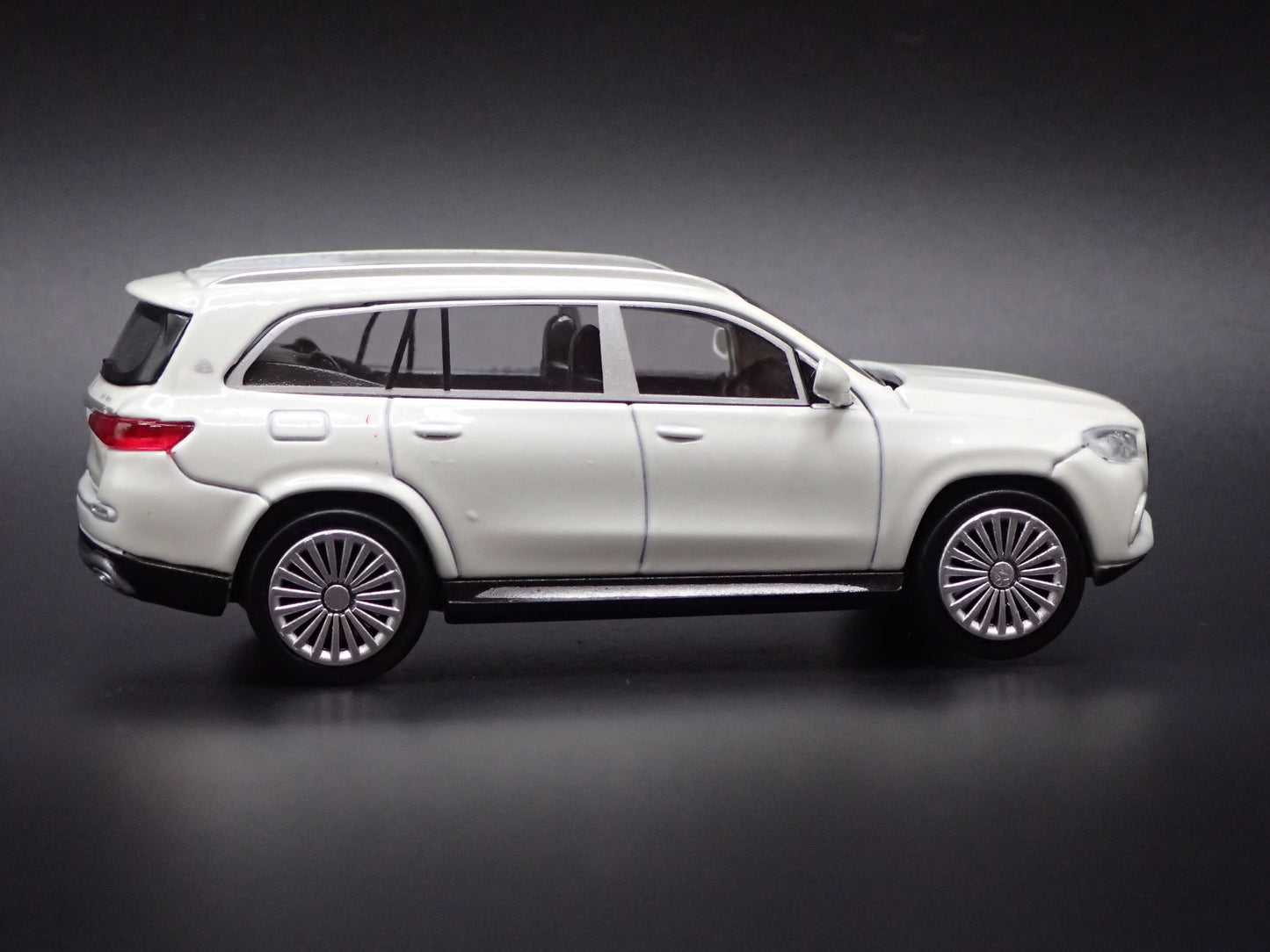 2020-2025 MERCEDES MAYBACH GLS 600 SUV WHITE 1:64 SCALE DIORAMA DIECAST MODEL CAR