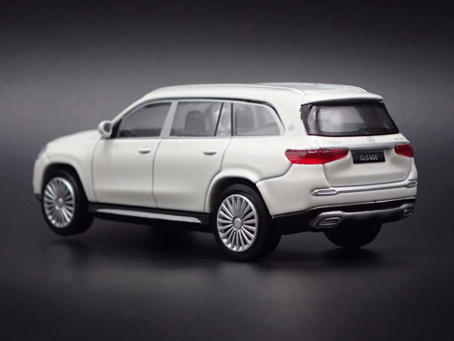 2020-2025 MERCEDES MAYBACH GLS 600 SUV WHITE 1:64 SCALE DIORAMA DIECAST MODEL CAR