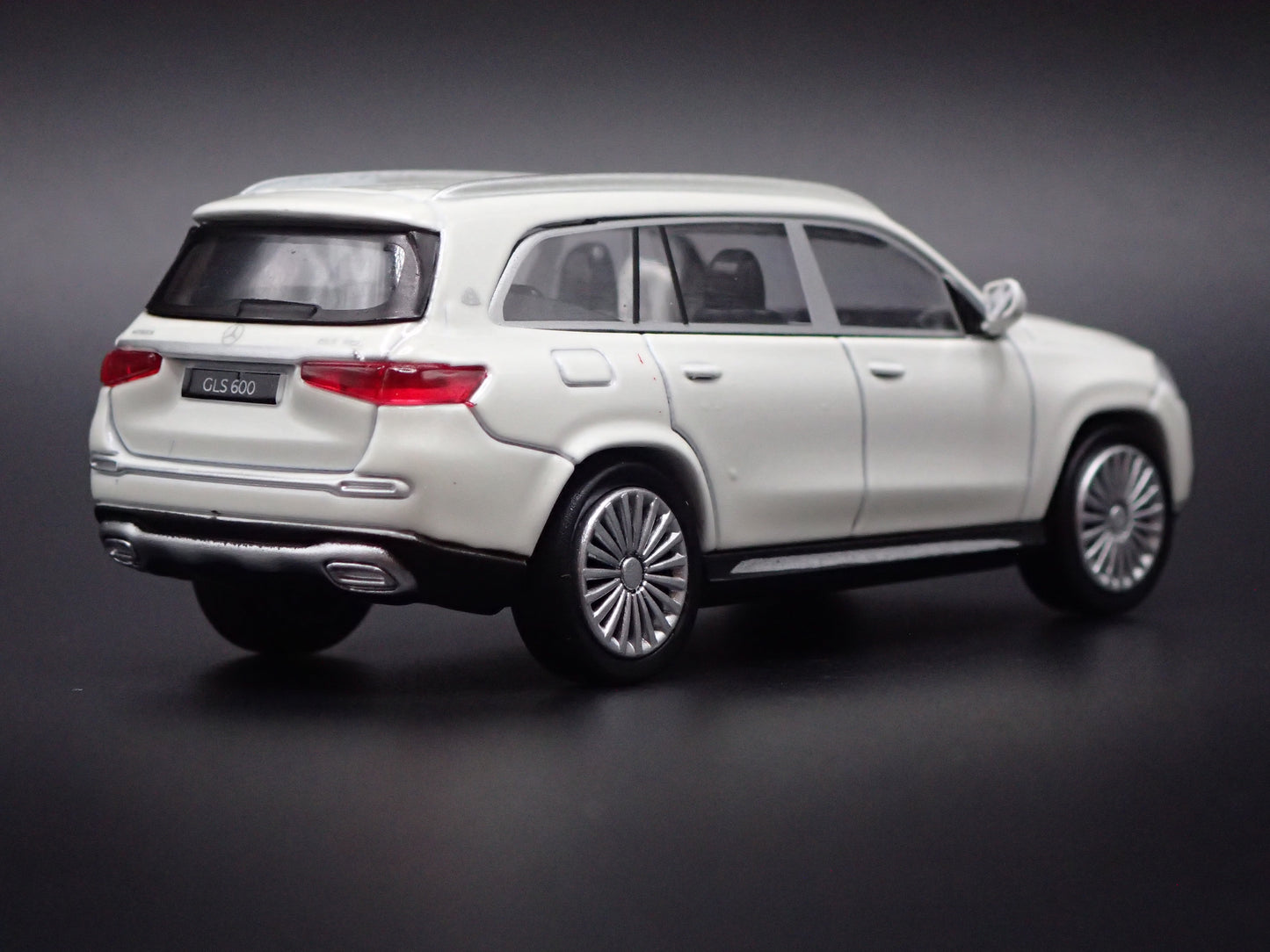 2020-2025 MERCEDES MAYBACH GLS 600 SUV WHITE 1:64 SCALE DIORAMA DIECAST MODEL CAR