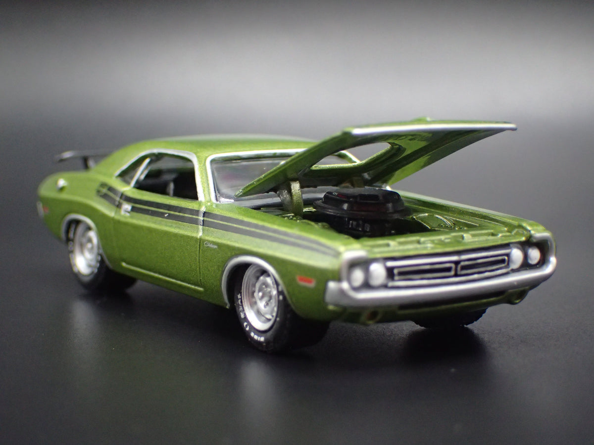 1971 71 DODGE CHALLENGER R/T GREEN 1/64 SCALE DIORAMA DIECAST MODEL CAR