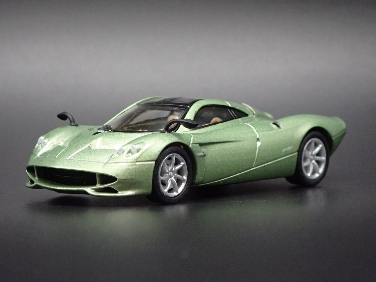 PAGANI HUAYRA CODALUNGA SUPERCAR 1:64 SCALE COLLECTIBLE DIORAMA DIECAST MODEL CAR