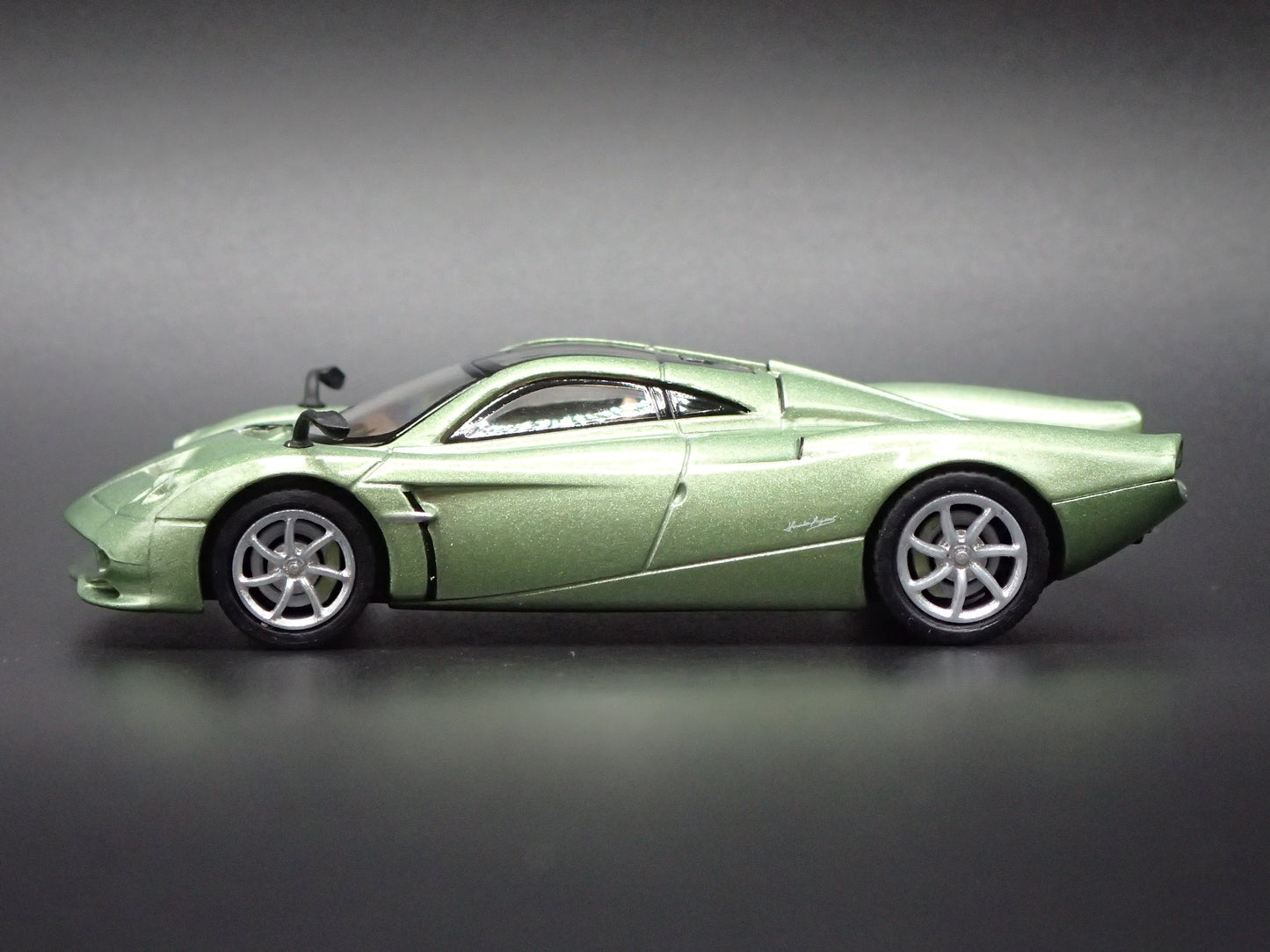 PAGANI HUAYRA CODALUNGA SUPERCAR 1:64 SCALE COLLECTIBLE DIORAMA DIECAST MODEL CAR