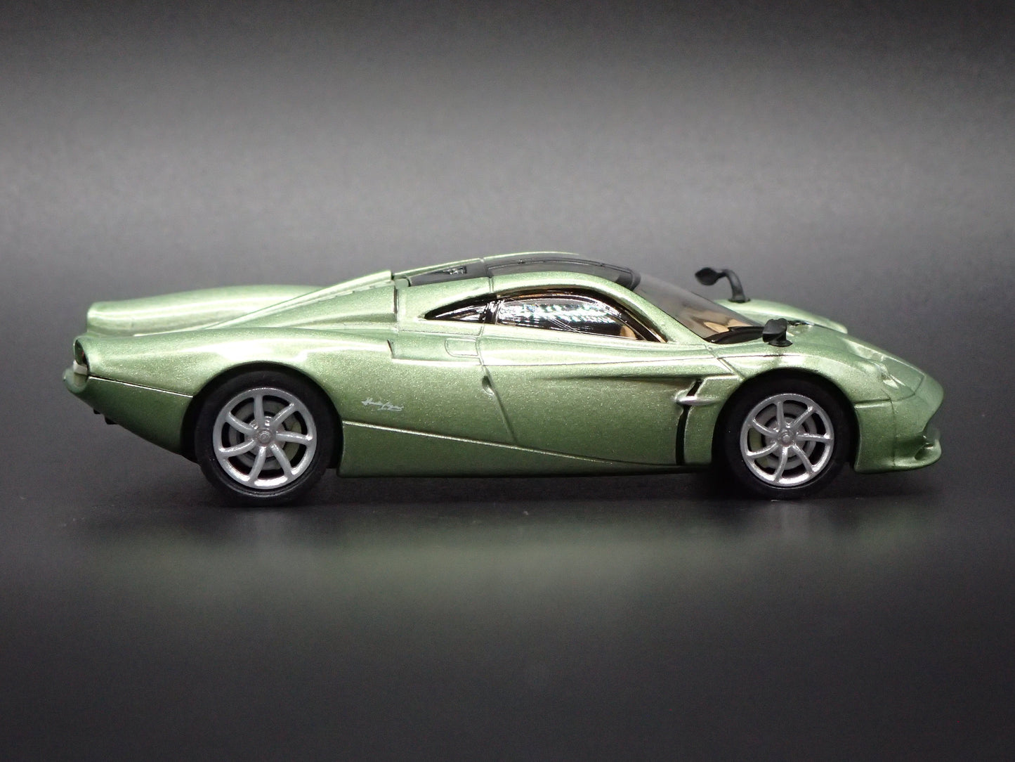 PAGANI HUAYRA CODALUNGA SUPERCAR 1:64 SCALE COLLECTIBLE DIORAMA DIECAST MODEL CAR