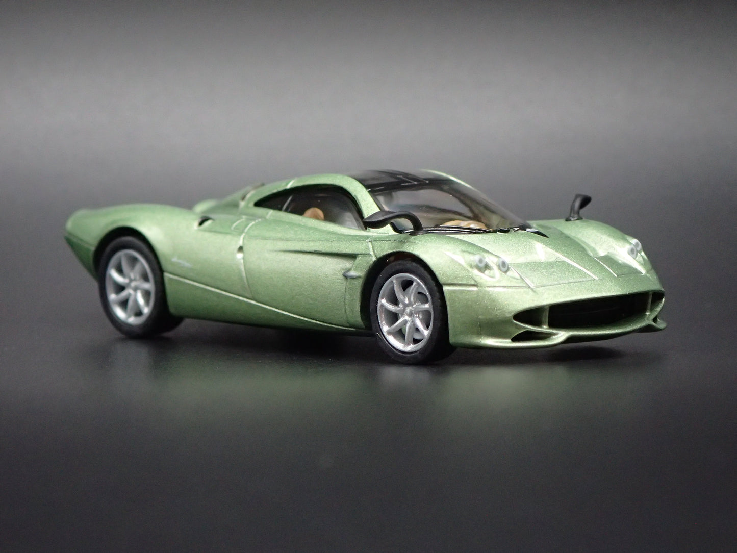 PAGANI HUAYRA CODALUNGA SUPERCAR 1:64 SCALE COLLECTIBLE DIORAMA DIECAST MODEL CAR