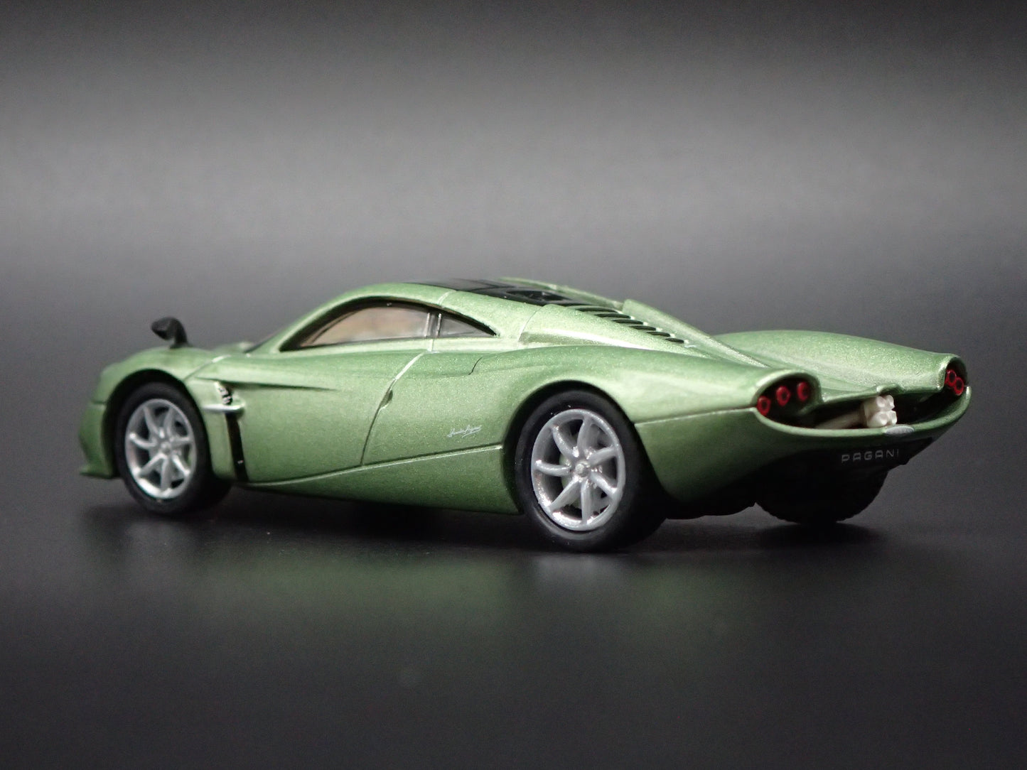 PAGANI HUAYRA CODALUNGA SUPERCAR 1:64 SCALE COLLECTIBLE DIORAMA DIECAST MODEL CAR