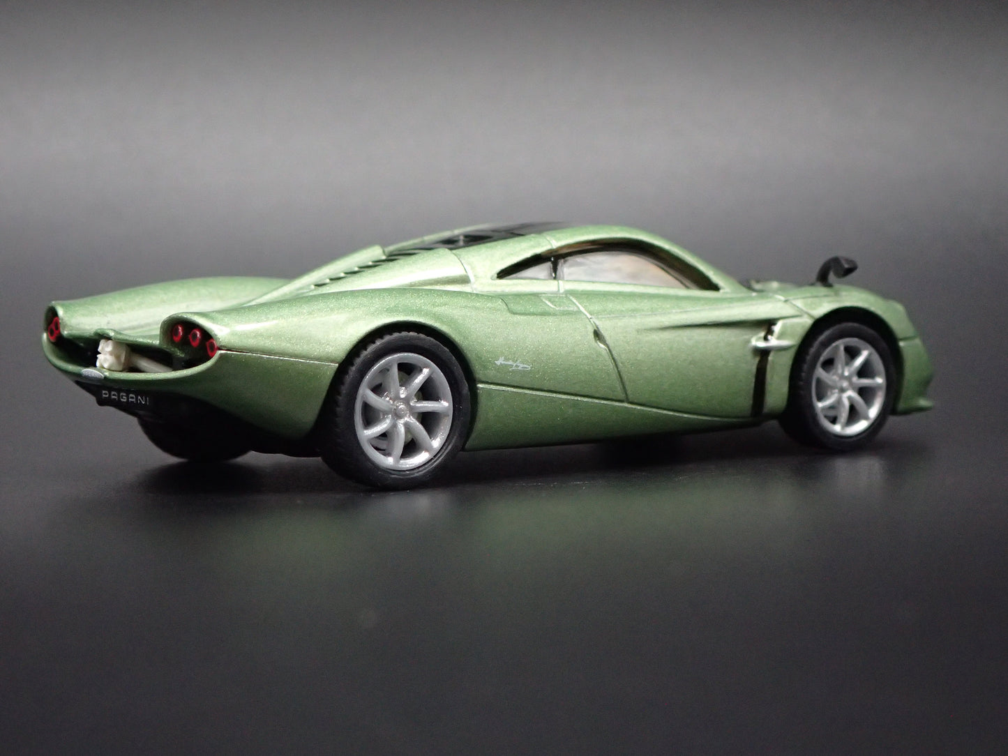 PAGANI HUAYRA CODALUNGA SUPERCAR 1:64 SCALE COLLECTIBLE DIORAMA DIECAST MODEL CAR