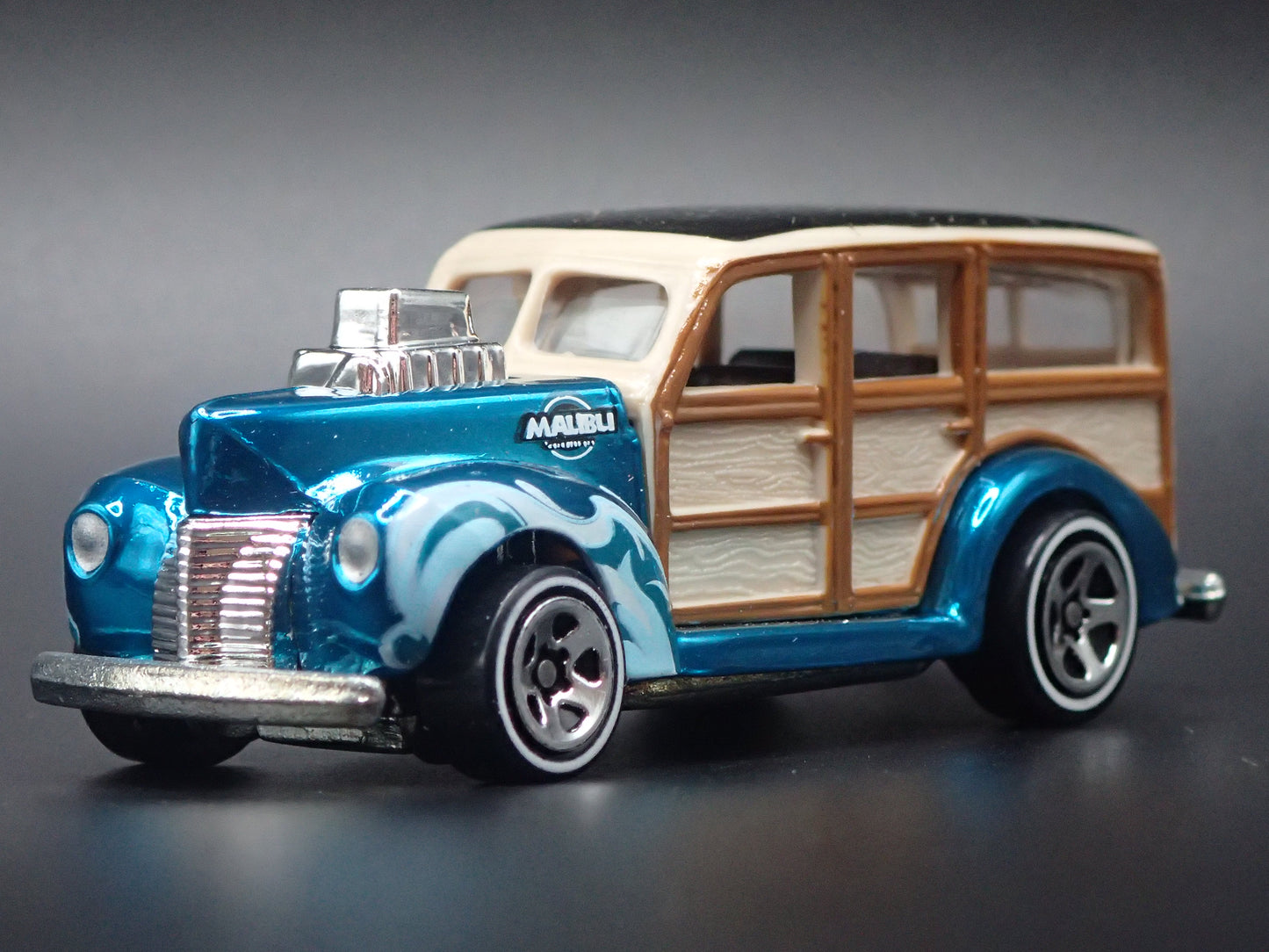1940 40 FORD WOODIE WOODY STATION WAGON L. BLUE 1:64 SCALE DIORAMA DIECAST MODEL CAR