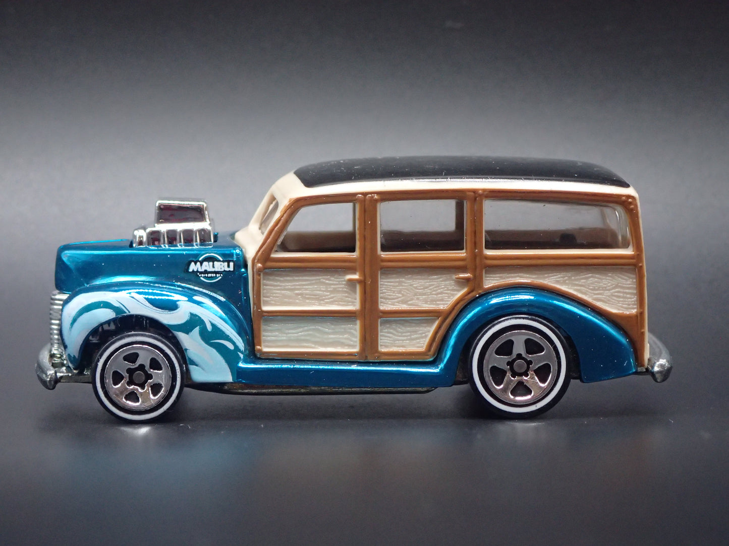 1940 40 FORD WOODIE WOODY STATION WAGON L. BLUE 1:64 SCALE DIORAMA DIECAST MODEL CAR
