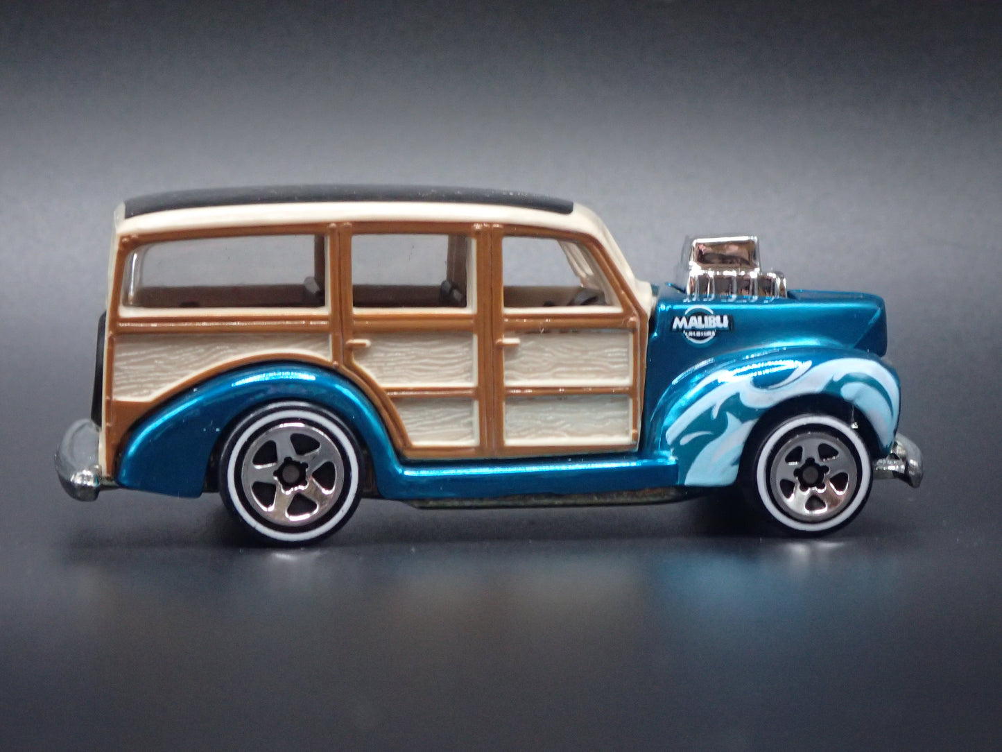 1940 40 FORD WOODIE WOODY STATION WAGON L. BLUE 1:64 SCALE DIORAMA DIECAST MODEL CAR