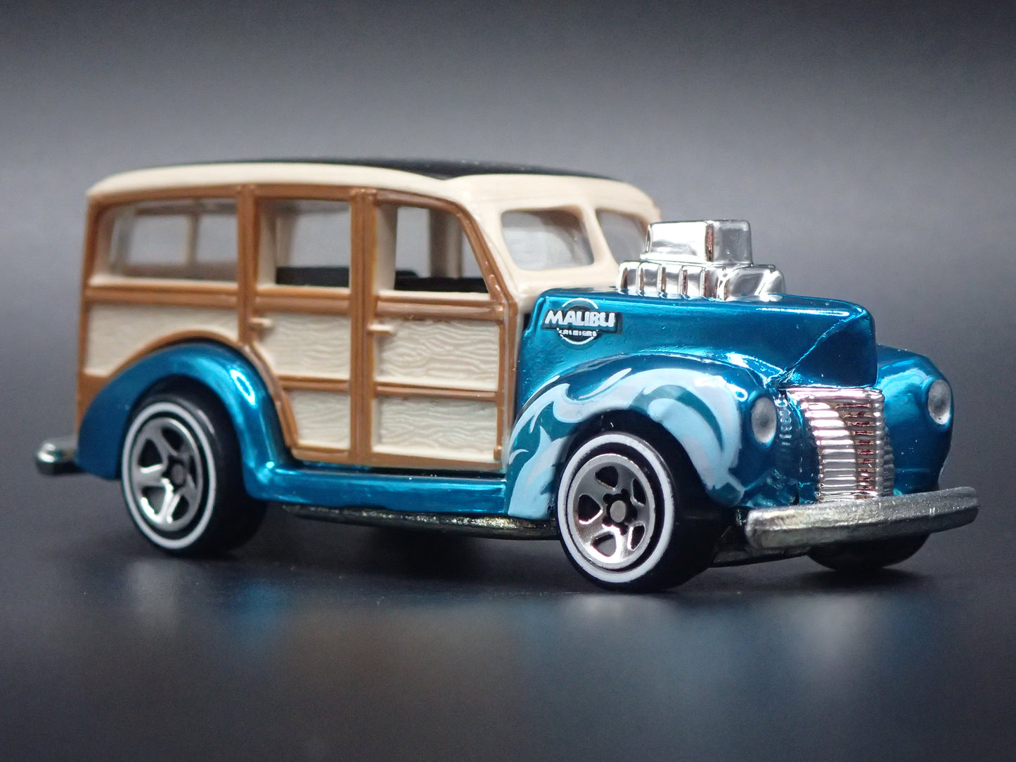 1940 40 FORD WOODIE WOODY STATION WAGON L. BLUE 1:64 SCALE DIORAMA DIECAST MODEL CAR