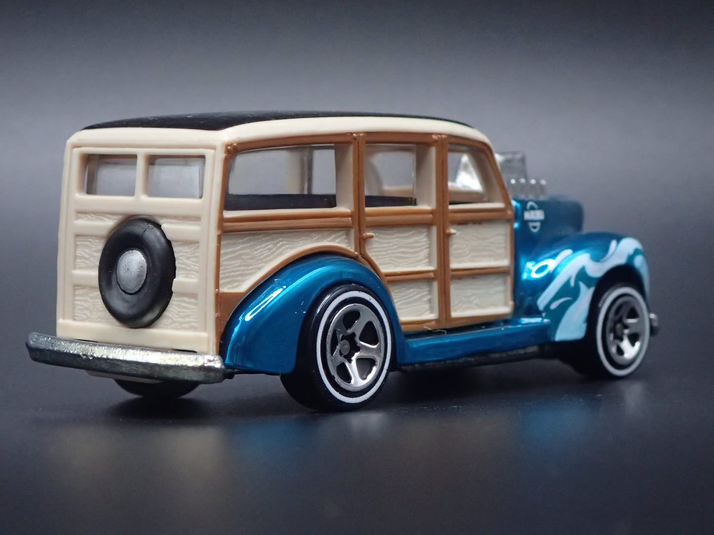 1940 40 FORD WOODIE WOODY STATION WAGON L. BLUE 1:64 SCALE DIORAMA DIECAST MODEL CAR