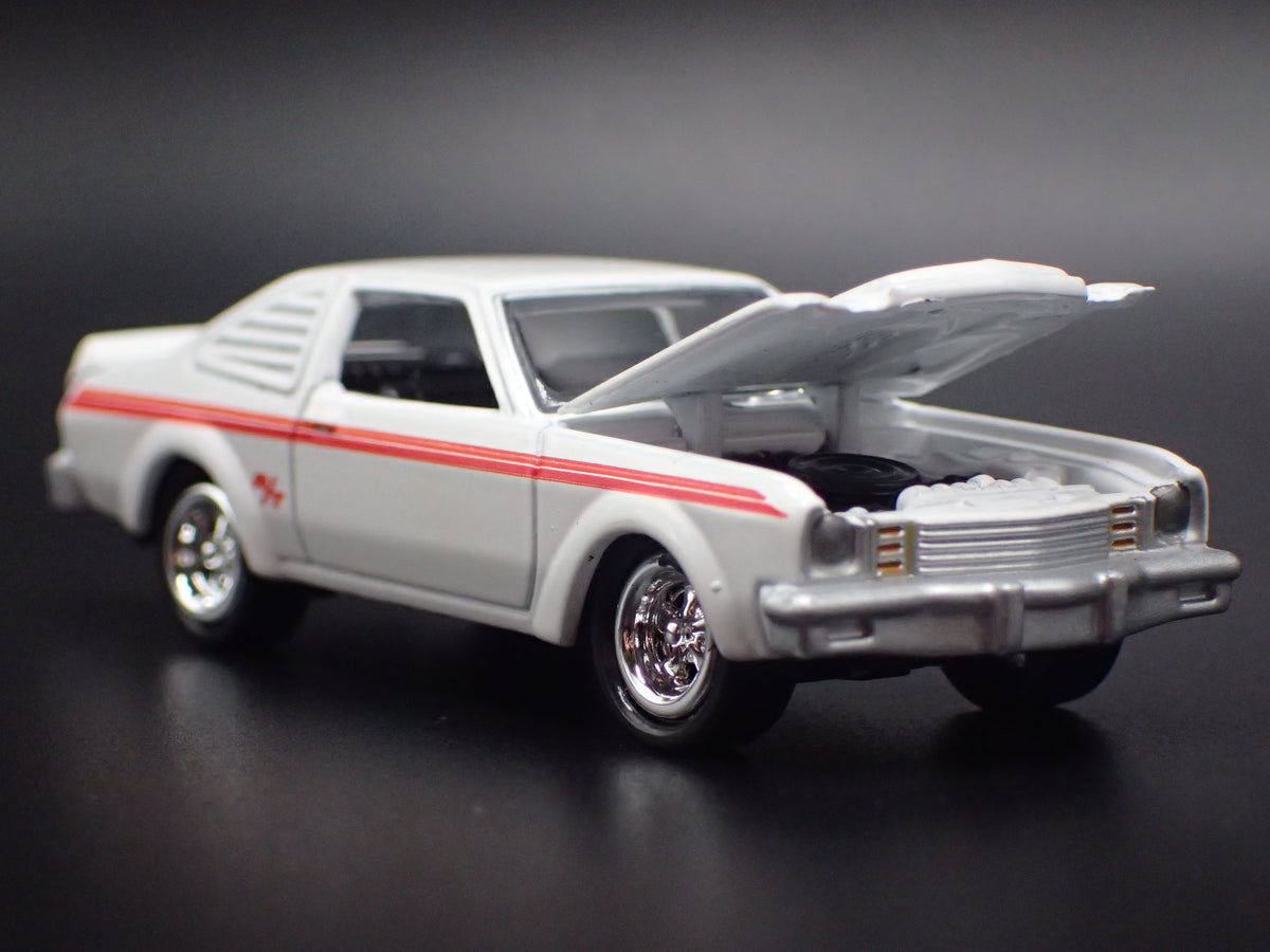 1976 76 DODGE ASPEN R/T WHITE 1/64 SCALE COLLECTIBLE DIECAST MODEL CAR
