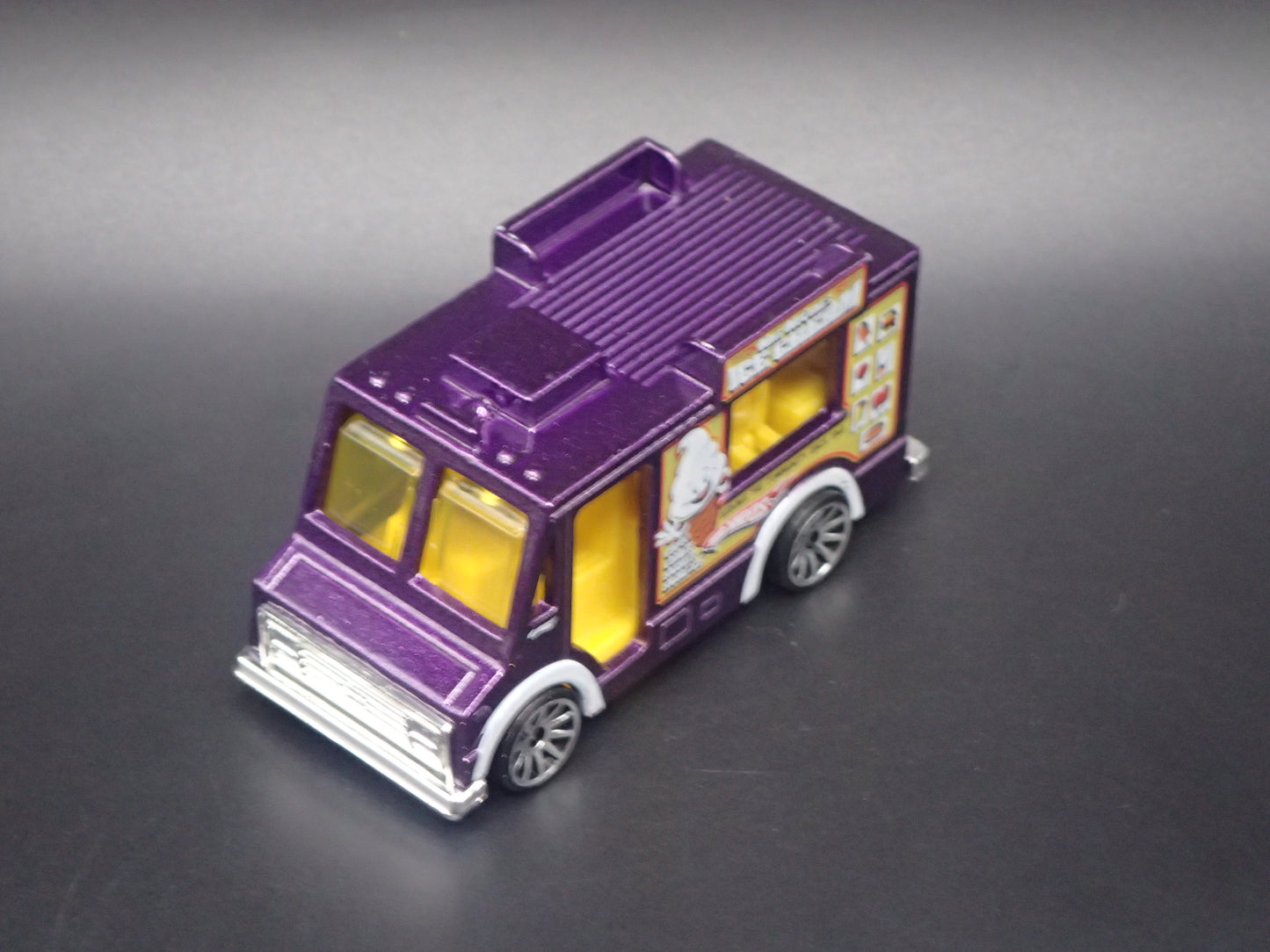 ICE CREAM FOOD TRUCK PURPLE 1:64 HW SCALE DIORAMA DIECAST MODEL CAR