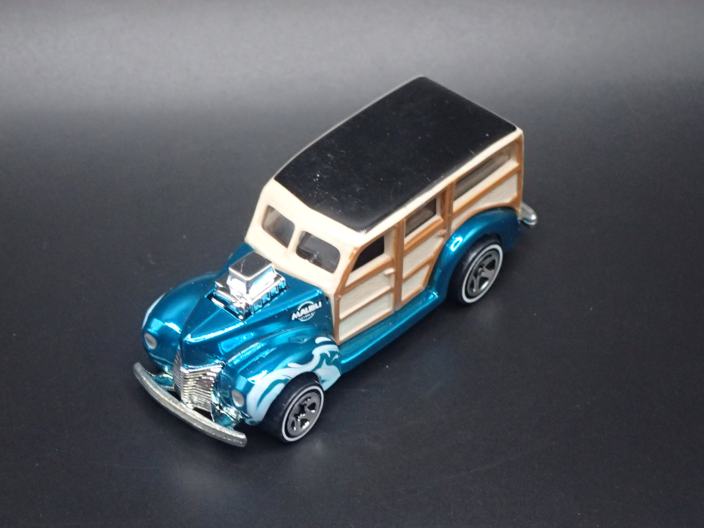 1940 40 FORD WOODIE WOODY STATION WAGON L. BLUE 1:64 SCALE DIORAMA DIECAST MODEL CAR