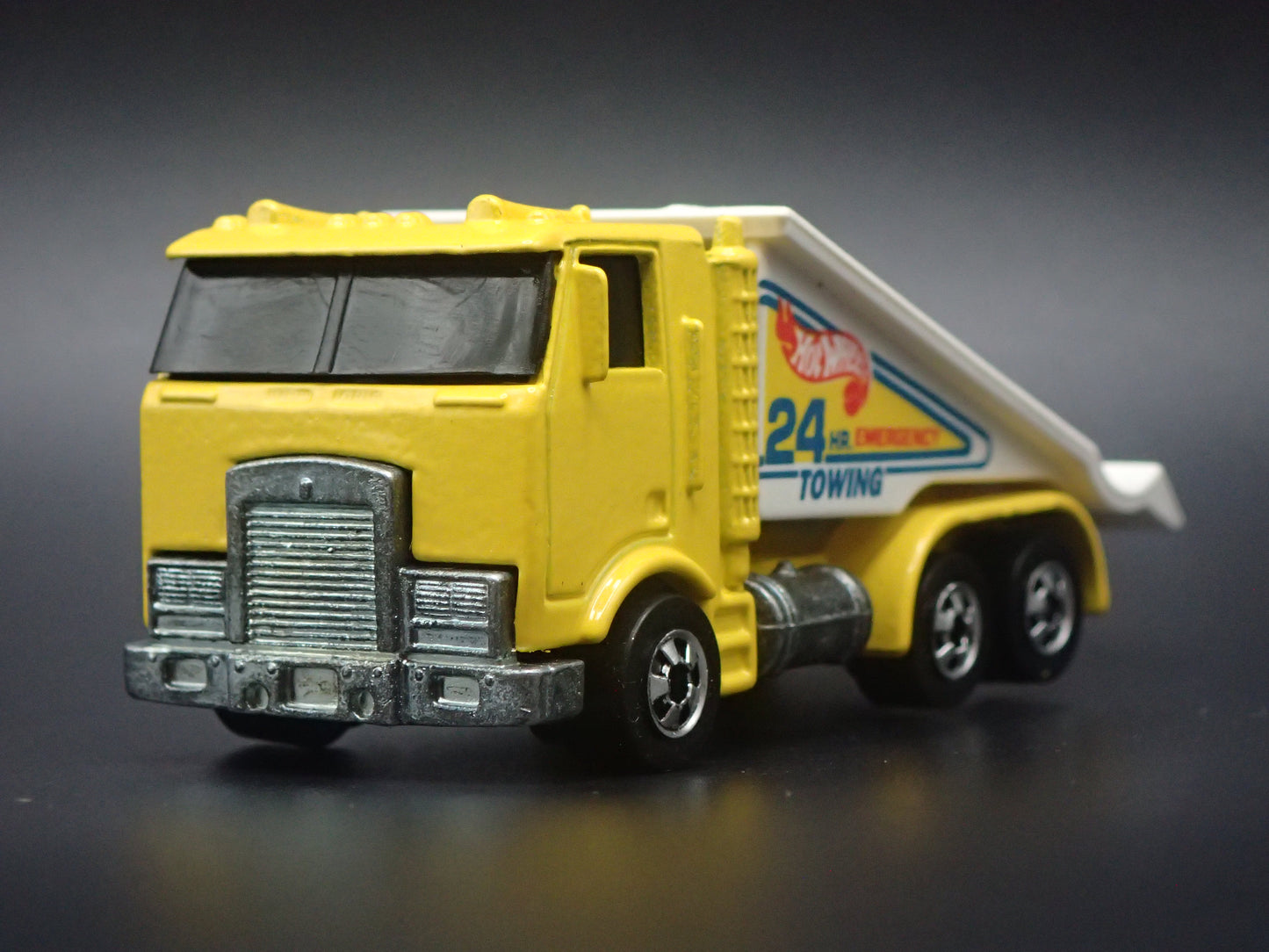 VINTAGE RAMP TRUCK CAR HAULER TRUCK 1:64 HW SCALE DIORAMA DIECAST MODEL CAR