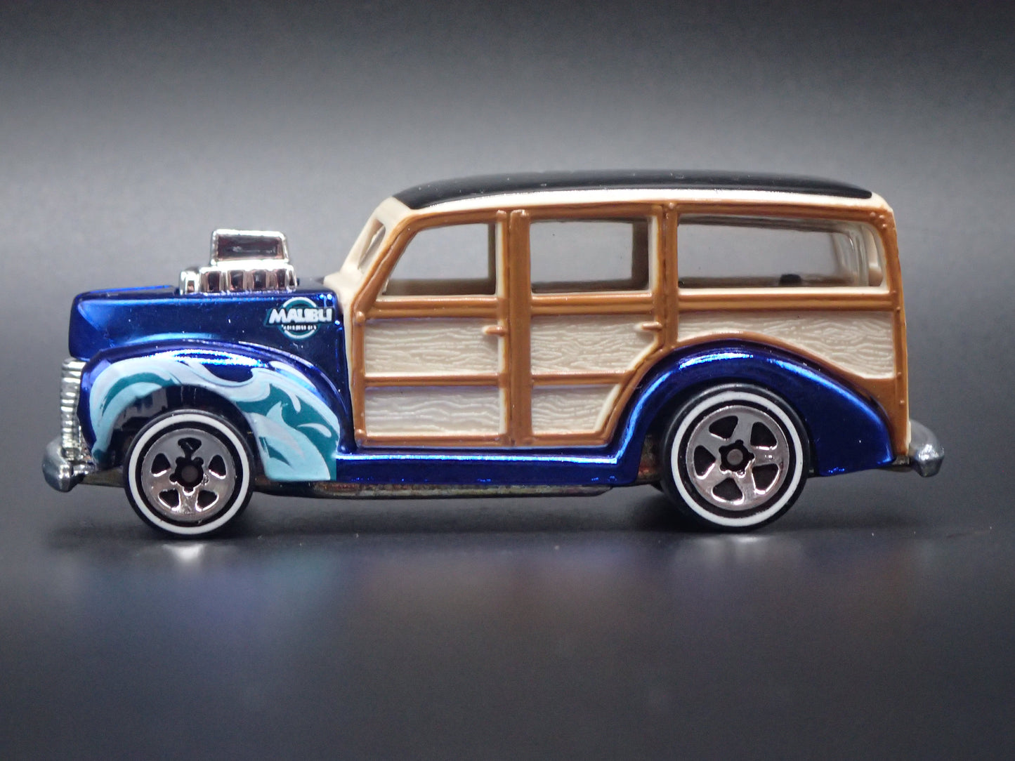1940 40 FORD WOODIE WOODY STATION WAGON BLUE 1:64 SCALE DIORAMA DIECAST MODEL CAR