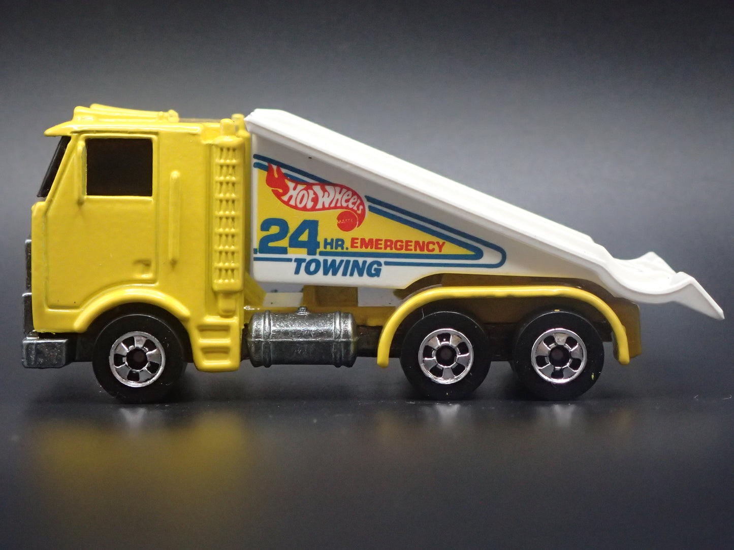 VINTAGE RAMP TRUCK CAR HAULER TRUCK 1:64 HW SCALE DIORAMA DIECAST MODEL CAR