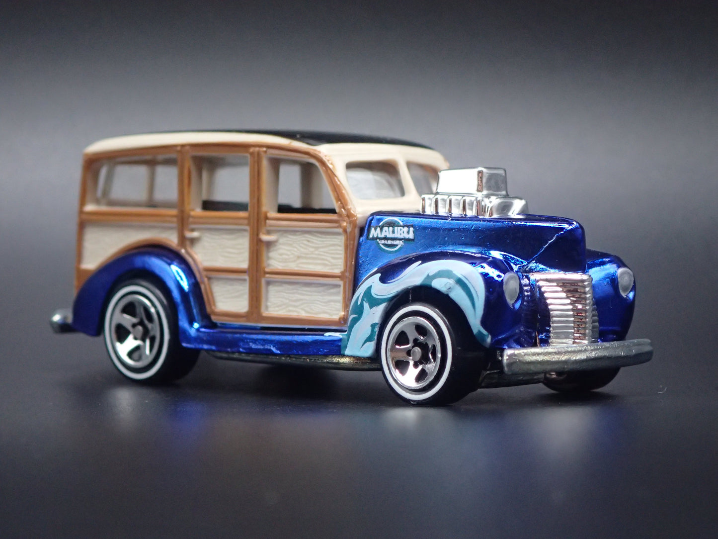 1940 40 FORD WOODIE WOODY STATION WAGON BLUE 1:64 SCALE DIORAMA DIECAST MODEL CAR